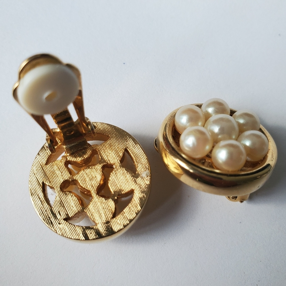 Vintage round faux pearl and gold tone clip on earrings - Picture 6 of 6
